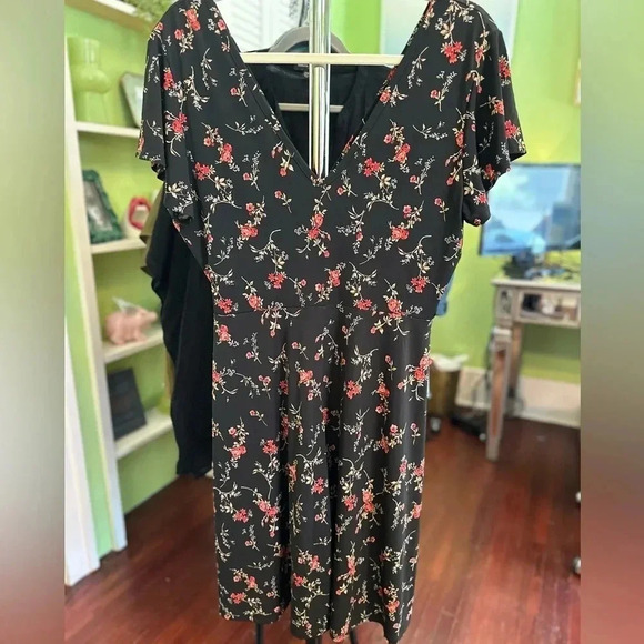 Kaileigh Faux Wrap Knit Dress – Black Floral (Size L) - Picture 2 of 7